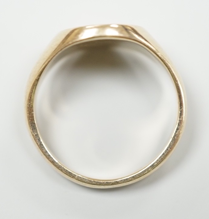 A yellow metal crested signet ring, carved with eagle above coronet, size G, gross weight 3.8 grams.